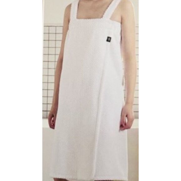 UGG Other - NWT UGG POPPY WHITE Textured Bath Wrap ADJUSTABLE 32 X 58